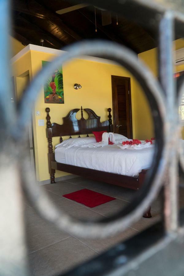 The White Horse Inn - Hopkins Village Beach Belize Exterior foto